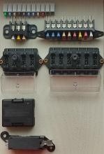  Блок предохранителей  является центром соединения всех жгутов проводки. Именно к нему подключены большинство жгутов проводки, соединенных на другом конце с лампочками, датчиками и прочими исполнительными механизмами автомобиля. Соединения между различными жгутами проводки, а также предохранителями и питанием от аккумулятора расположены именно в этом блоке.   Товар можно оплатить банковской картой, наличными. По согласованию сторон возможна отправка Европочтой.